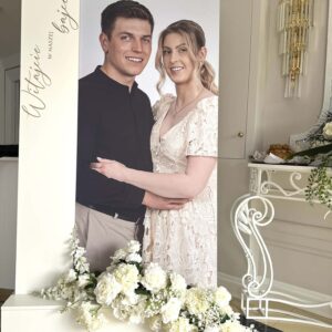 Tablica powitalna i lista usadzeń gości